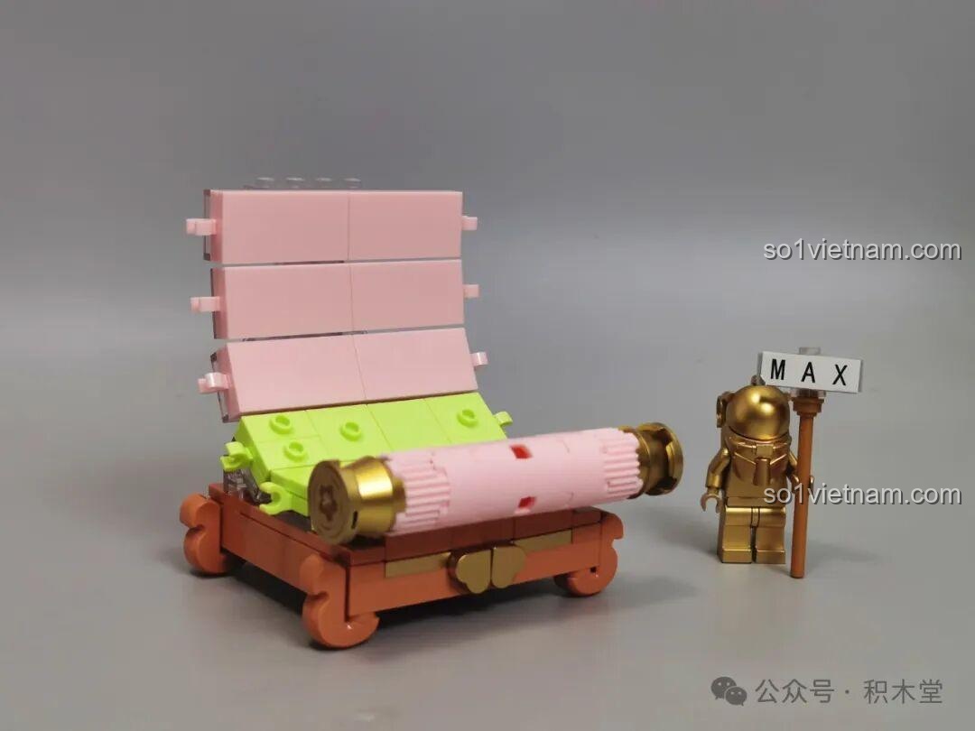 Quá trình lắp ráp phần đế của mô hình Nanci mùa Xuân, có hình dạng như một bức tranh cuộn đang mở ra.