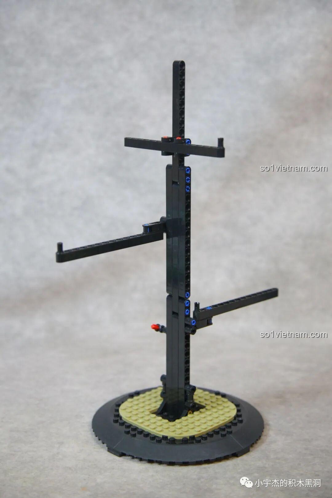 Quá trình lắp ráp phần trụ đỡ cho mô hình Rồng Thần DK 5007, sử dụng các khớp nối Technic màu xanh.