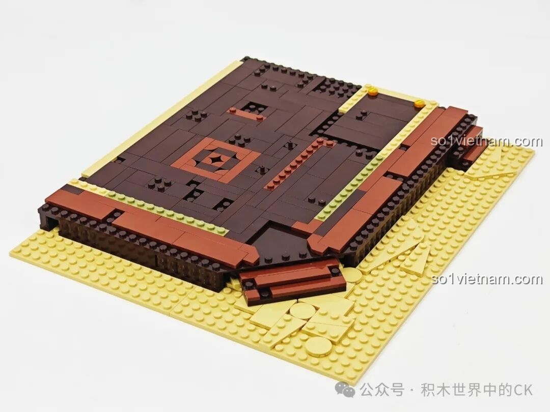 Quá trình lắp ráp các bức tường ngoại thất của mô hình Saloon Miền Tây F9021, tạo nên cấu trúc vững chắc.