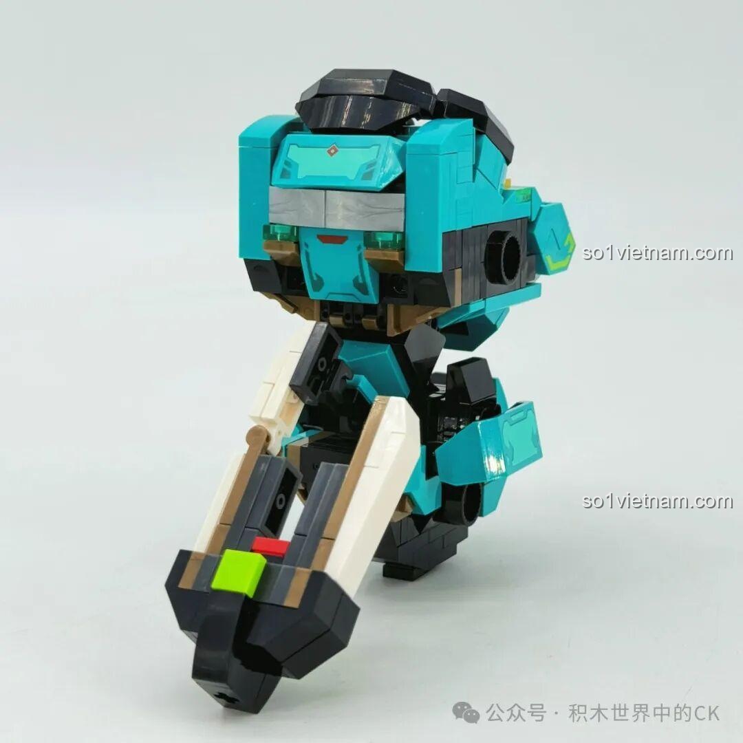 Lắp ráp phần giáp vai của robot Ma Lễ Hồng, với các chi tiết màu xanh ngọc và đen.