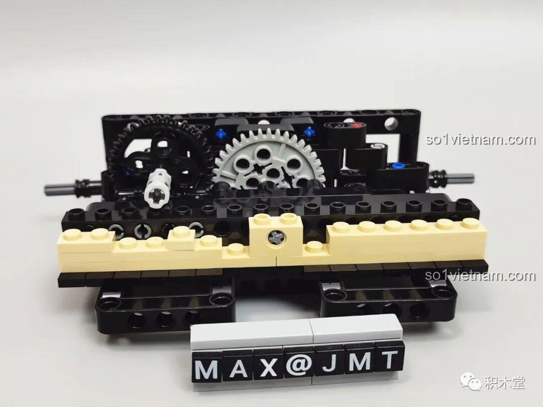 Cận cảnh bộ vi sai của mô hình Zhimeng Tree T5043 Xe Lễ Tân Hồng Kỳ trong quá trình lắp ráp.