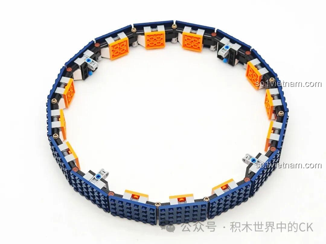 Lắp ráp vòng tròn bên trong của Wekki 506502 Mô hình Kế hoạch Di cư Hành tinh, tạo cấu trúc cơ bản cho phần vỏ quả địa cầu.