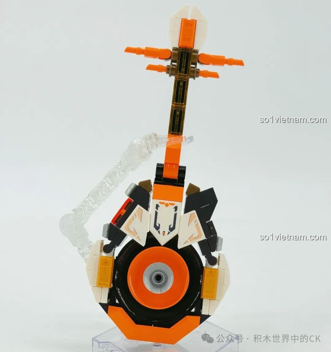 Lắp ráp vũ khí của robot Ma Lễ Hải, một cây đàn tỳ bà độc đáo với các chi tiết màu cam và trắng.