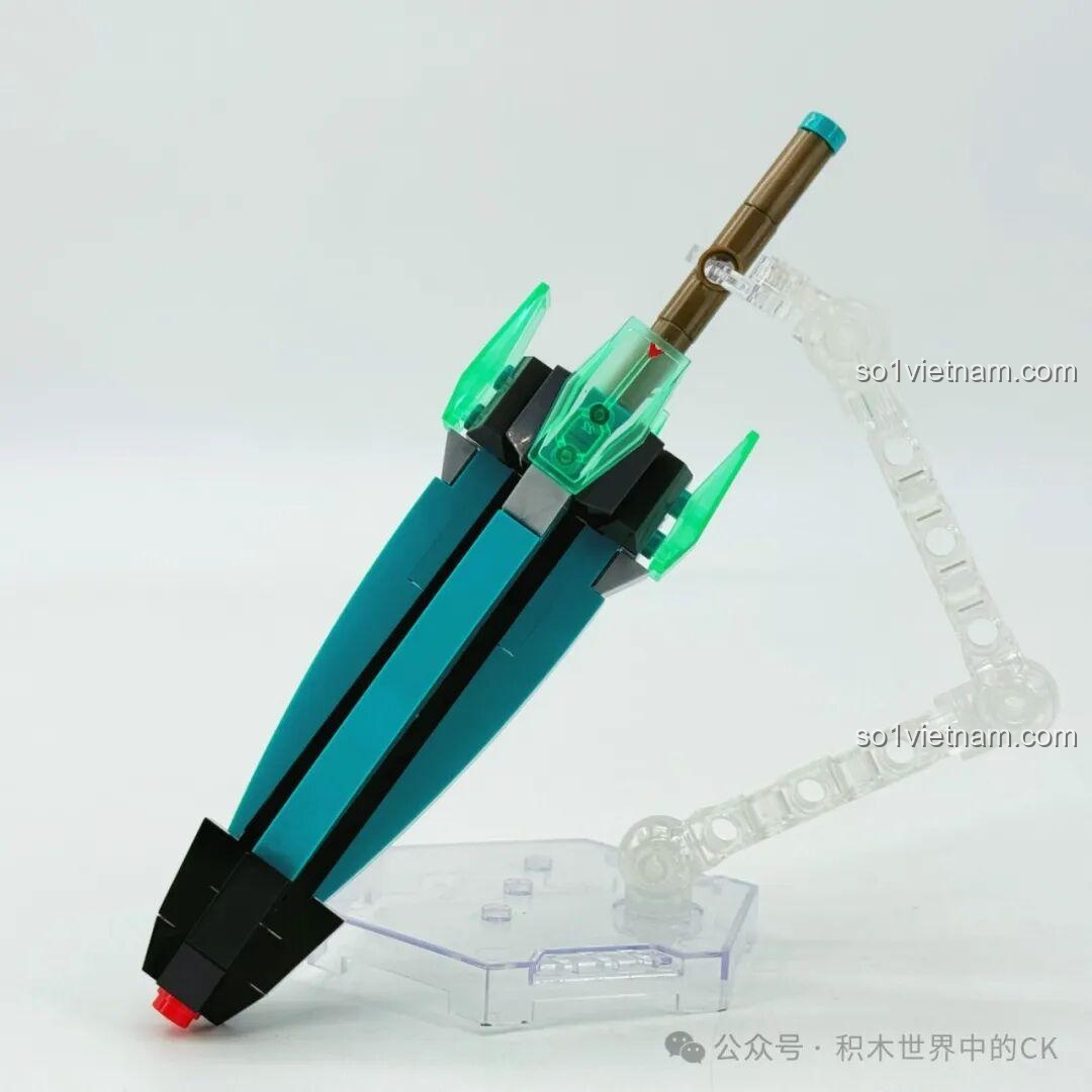 Lắp ráp vũ khí của robot Ma Lễ Hồng, một chiếc ô Hỗn Nguyên độc đáo với các chi tiết trong suốt.