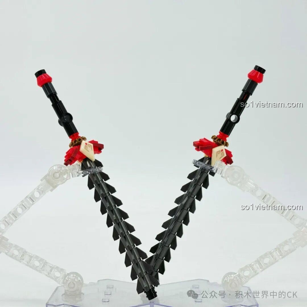 Lắp ráp vũ khí của robot Ma Lễ Thọ, một cặp song giản với các lưỡi cưa sắc bén.