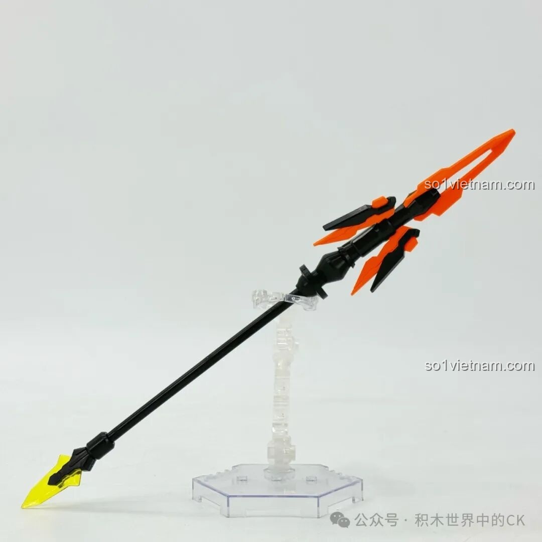 Lắp ráp vũ khí, cây thương của bộ Keeppley 78032 Mecha Triệu Vân, với các chi tiết cam đen mạnh mẽ.