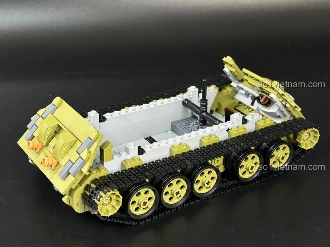 Cận cảnh quá trình lắp ráp từng mắt xích vào hệ thống bánh xe của xe tăng T-34 Panlos.