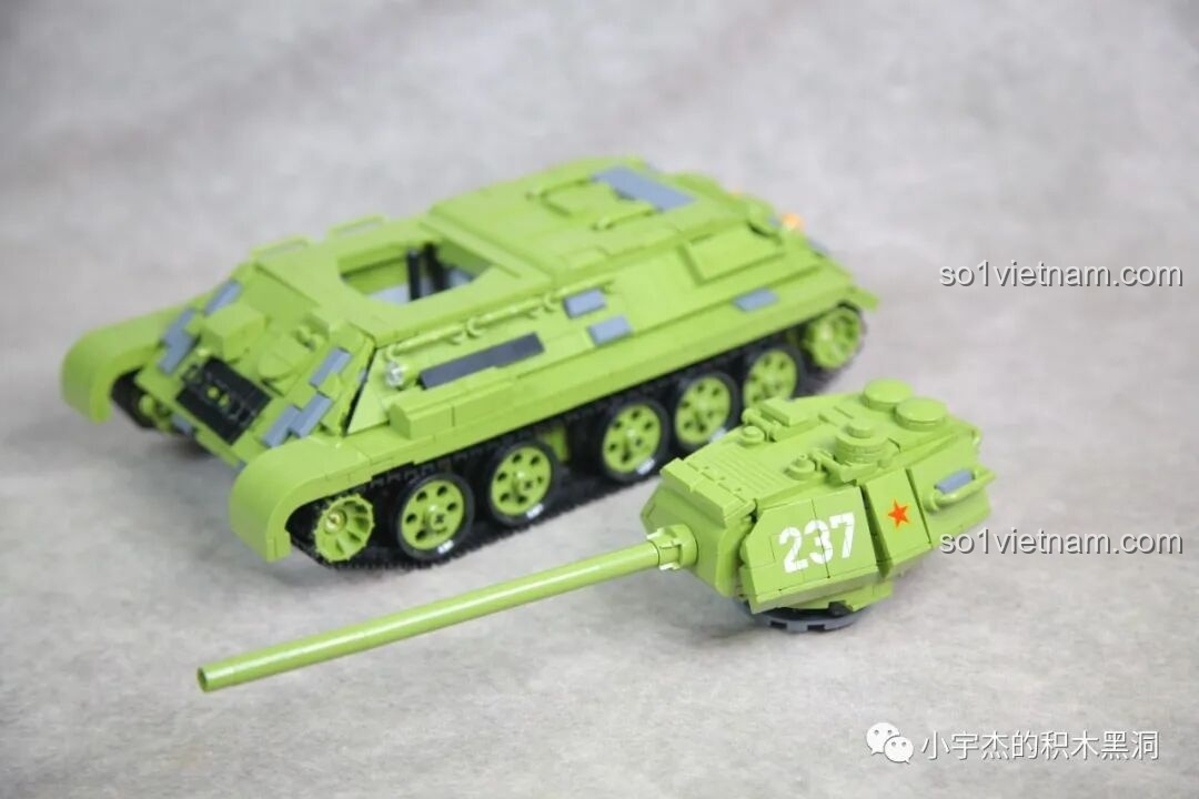 Lắp ráp tháp pháo vào phần thân xe để hoàn thiện mô hình xe tăng T-34 Panlos 632012.