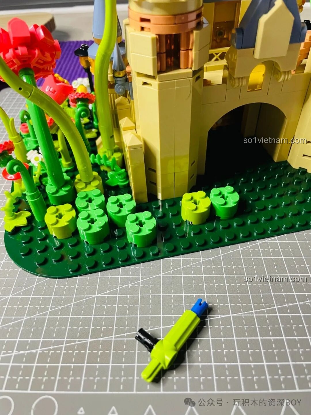 Lâu Đài Hoa Rừng Femibox S2238 hoàn chỉnh với hai nhân vật Hoàng tử và Công chúa nhỏ đáng yêu.