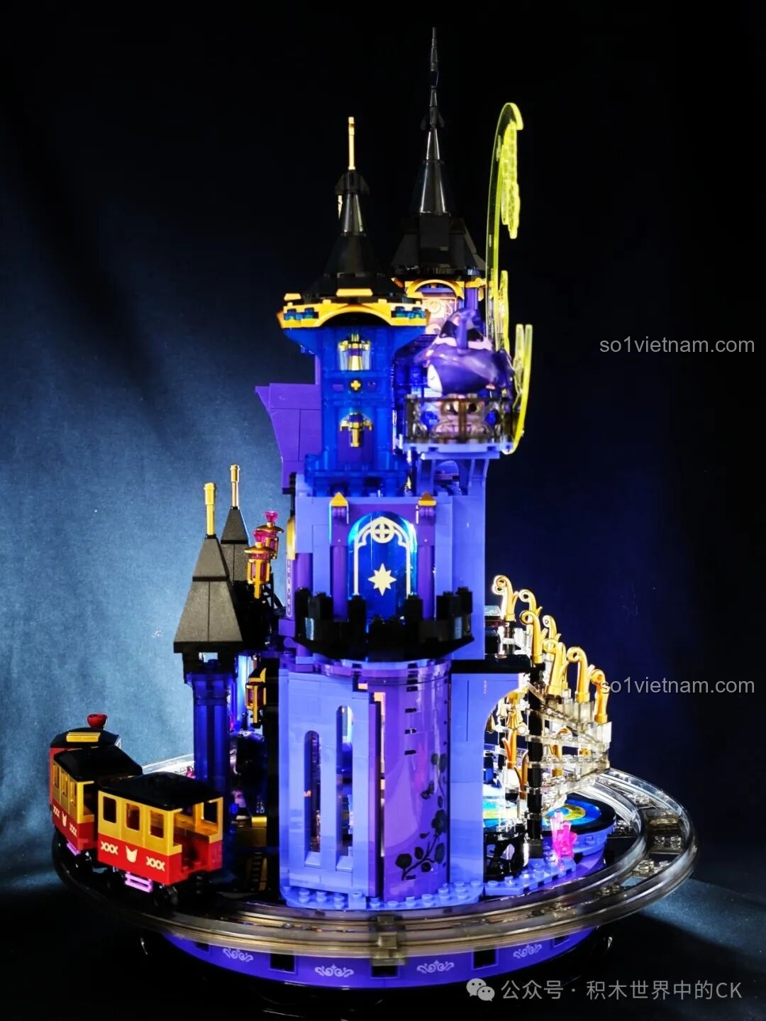 Mặt sau của Tòa lâu đài mộng mơ của Kuromi TOP TOY khi bật đèn, để lộ nội thất bên trong.