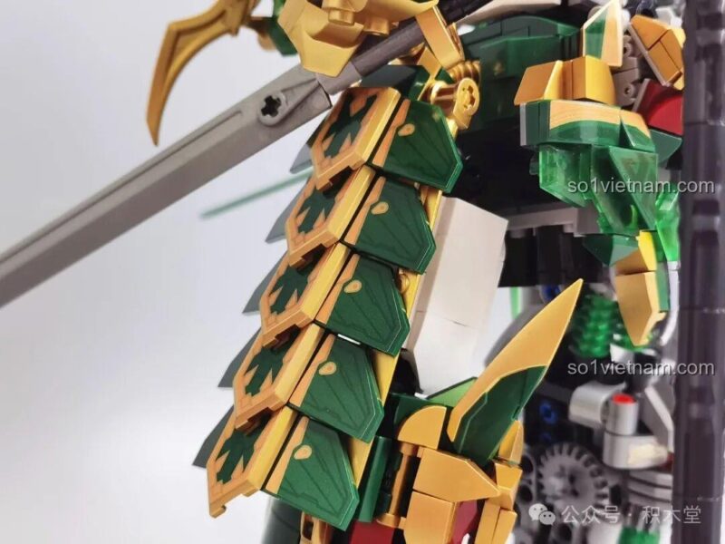 Mô hình Robot Thanh Long Quan Vũ Bán Cơ Khí Giáp 乐毅积木 62036 cầm thanh thanh kiếm vàng lá lớn, rồng pháo, song đao và đại đao