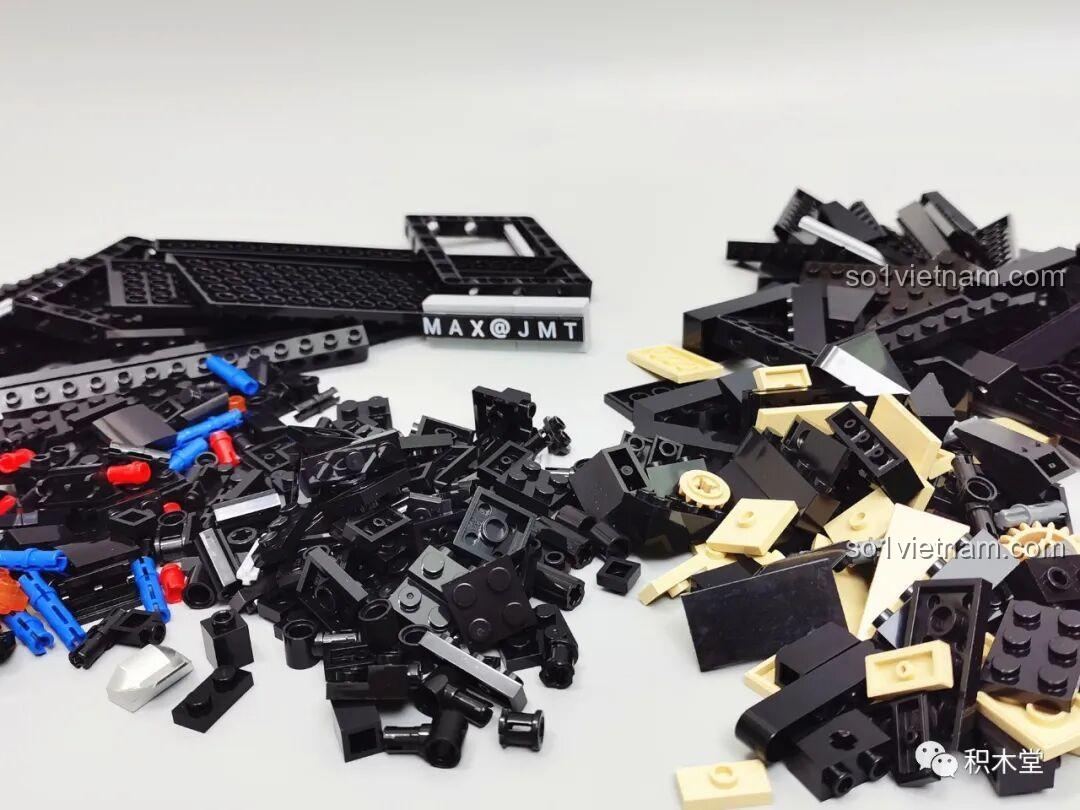 Các mảnh ghép của bộ Zhimeng Tree T5043 Xe Lễ Tân Hồng Kỳ được đổ ra, sẵn sàng cho việc lắp ráp.