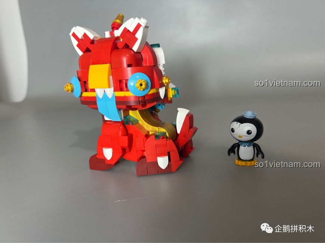 Các túi mảnh ghép và sách hướng dẫn của bộ đồ chơi lắp ráp JAKI Cá Chép May Mắn, cho thấy sự chuẩn bị kỹ lưỡng trước khi bắt đầu lắp ráp.