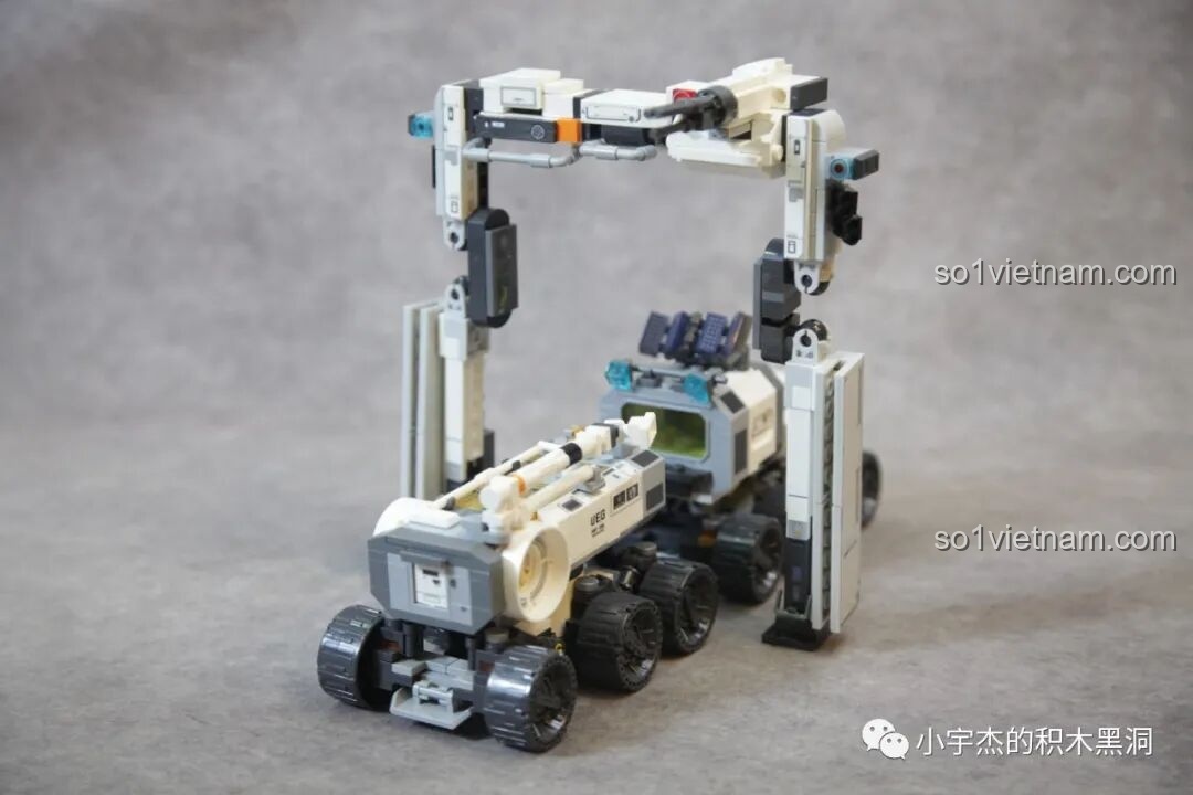 Các mảnh ghép minifigure và phụ kiện của bộ SEMBO 107109, chuẩn bị lắp ráp Trương Bằng.