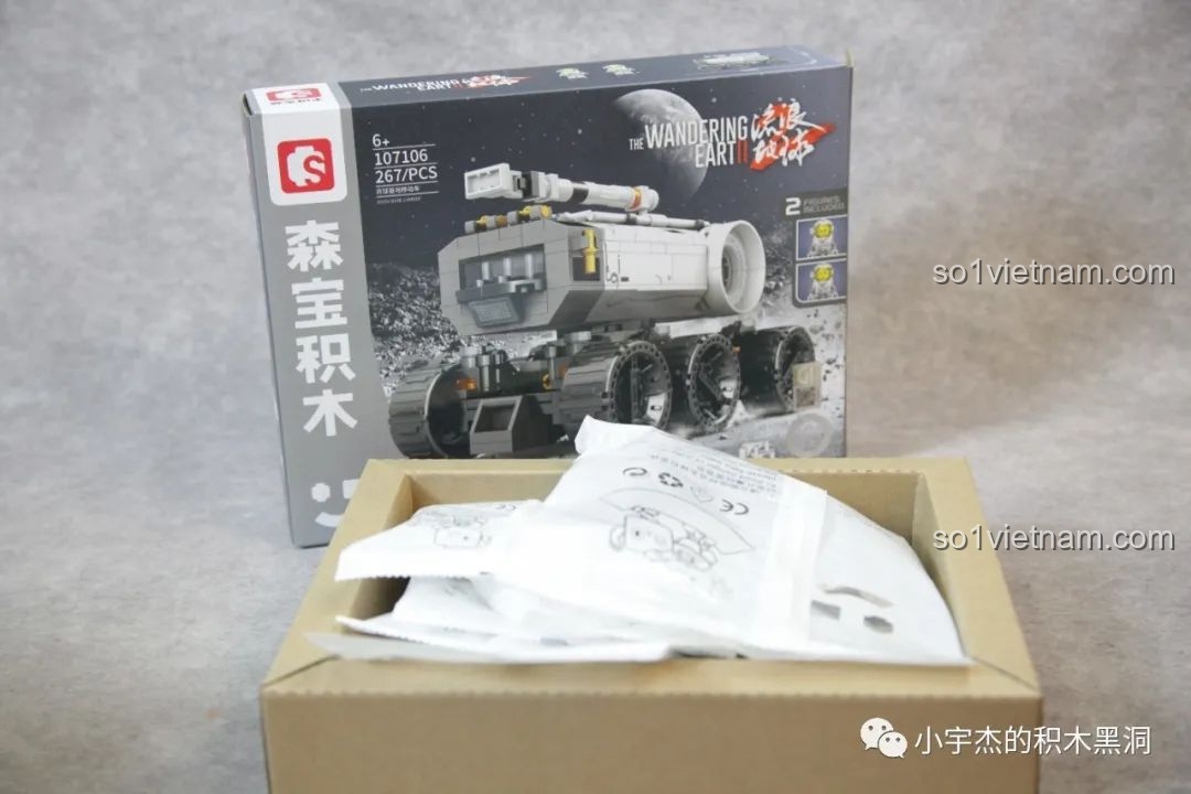 Các túi linh kiện của bộ lắp ghép SEMBO 107106 Xe Di Động Căn Cứ Mặt Trăng, sẵn sàng cho việc lắp ráp.