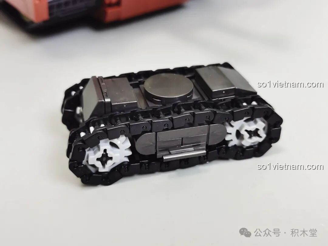 Nhân vật lính nạp đạn trong tháp pháo xe tăng Maus 12GO 98002, thể hiện hành động nạp đạn.