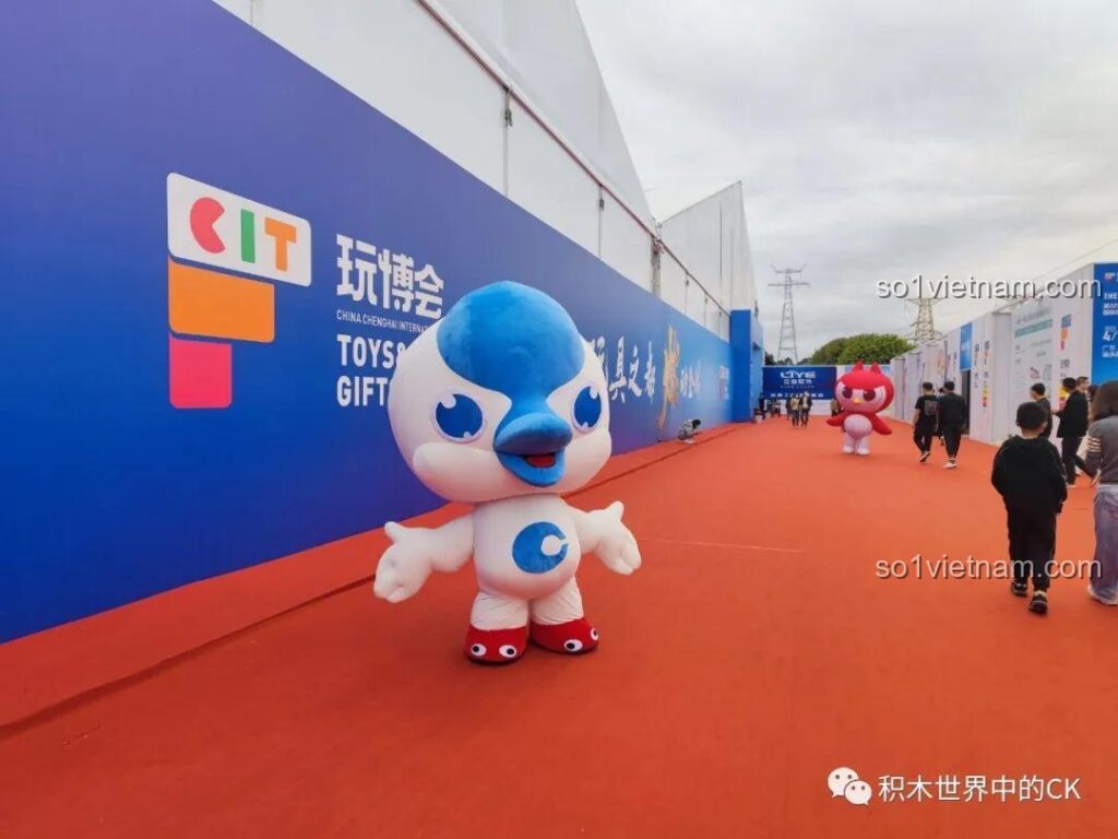 Hình ảnh linh vật Teng Teng phiên bản đời thực tại sự kiện, là nguồn cảm hứng cho bộ đồ chơi lắp ráp Gobricks GDS998.