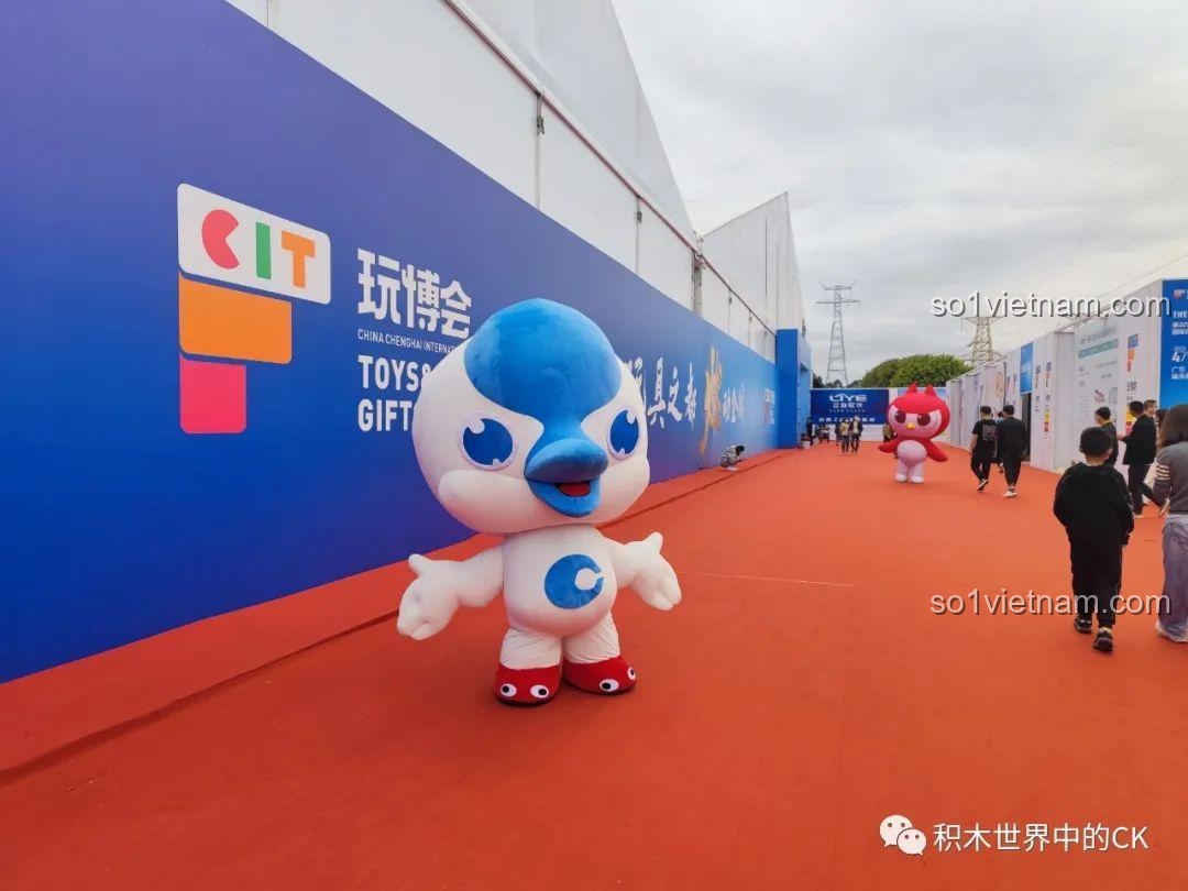 Hình ảnh linh vật Teng Teng phiên bản đời thực tại sự kiện, là nguồn cảm hứng cho bộ đồ chơi lắp ráp Gobricks GDS998.