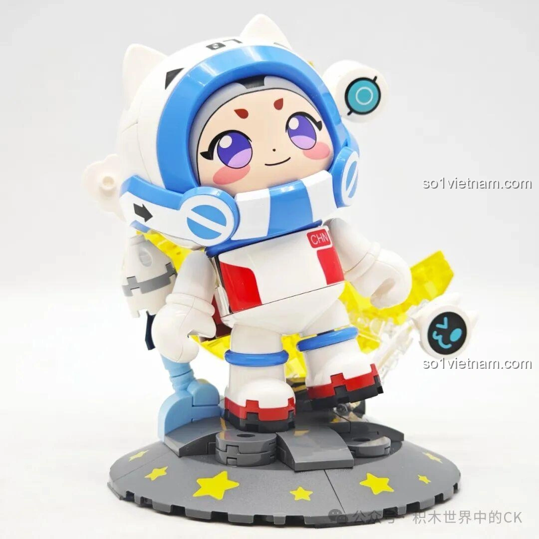 Mô hình lắp ghép Keeppley K21107 Lỗ Ban 7 với biểu cảm đáng yêu, đôi mắt to tròn và nụ cười tươi tắn, khiến ai cũng phải mỉm cười khi nhìn ngắm.