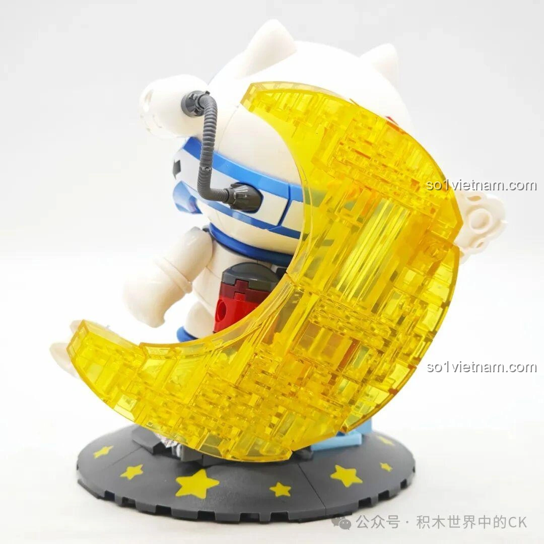 Mô hình lắp ghép Keeppley K21107 Lỗ Ban 7 nhìn từ phía sau, nổi bật với vầng trăng vàng óng ánh và các chi tiết nhỏ trên bộ đồ phi hành gia, thể hiện sự tỉ mỉ trong thiết kế.