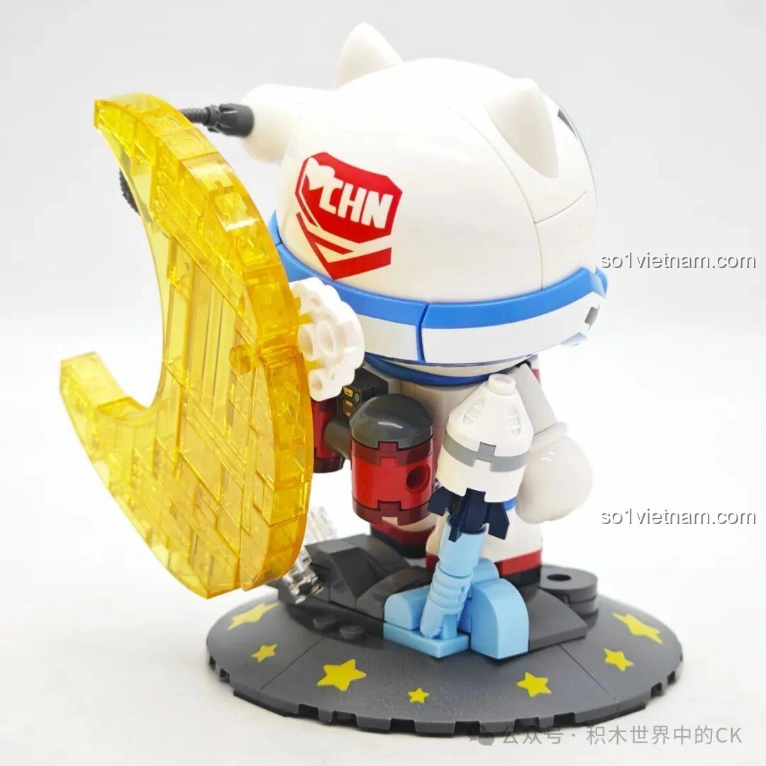 Mô hình lắp ghép Keeppley K21107 Lỗ Ban 7 với tên lửa mini và đế trưng bày hình ngôi sao, tạo nên một khung cảnh du hành vũ trụ đầy mơ mộng và sinh động.