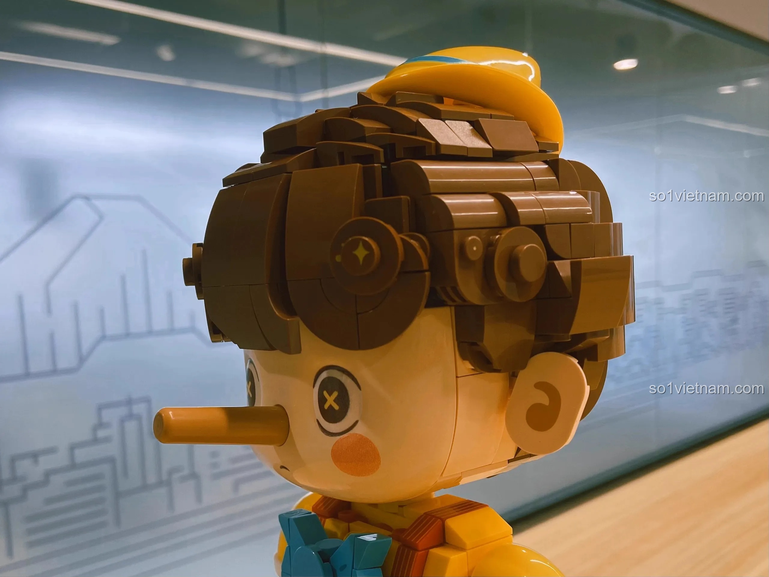 Chi tiết lọ mực và bút vẽ trên bệ đỡ của mô hình Wekki 506186 Pinocchio.