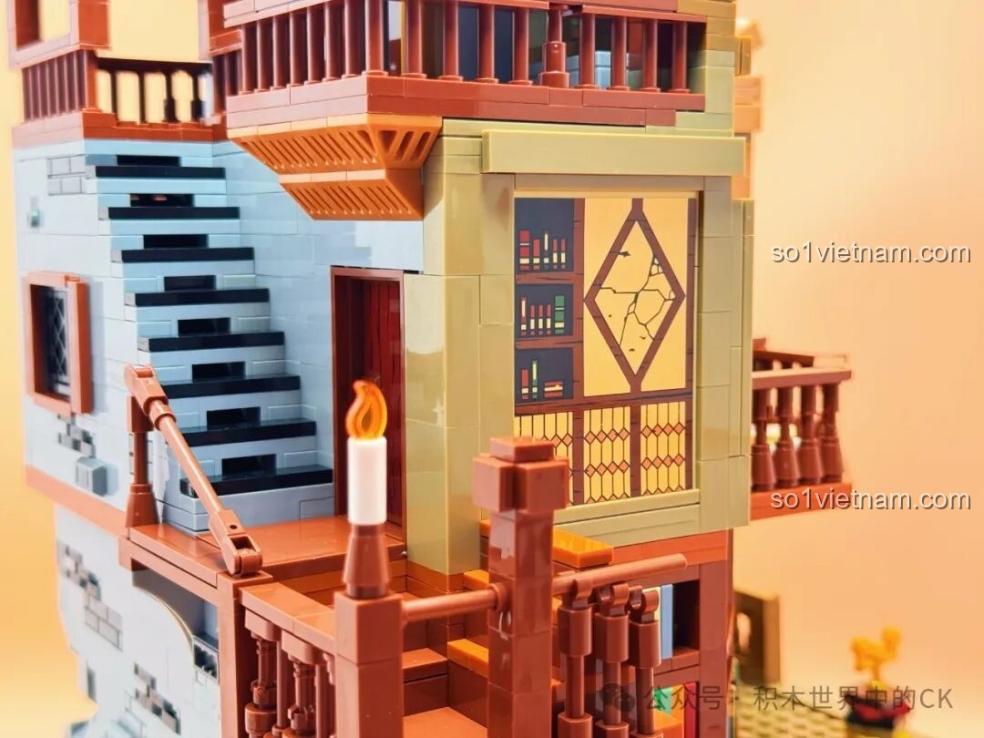 Lò sưởi và bàn đọc sách trên tầng hai của JIESTAR 57016 Thư viện Châu Âu với đèn LED.