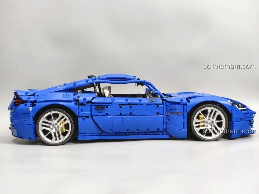 Logo kỷ niệm 110 năm Maserati trên cửa sổ sau của Reobrix 11010 Maserati GranTurismo.
