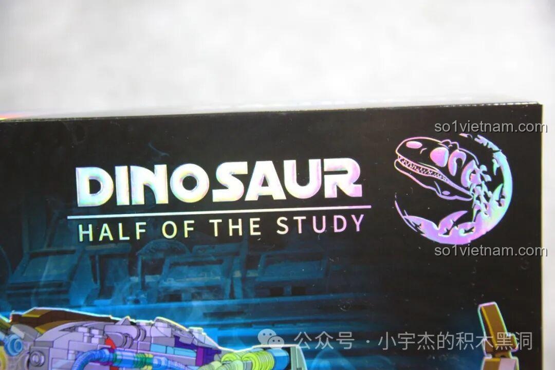 Logo Dinosaur Half of the Study trên hộp bộ lắp ráp mô hình T-Rex Steampunk cho trẻ 12 tuổi.