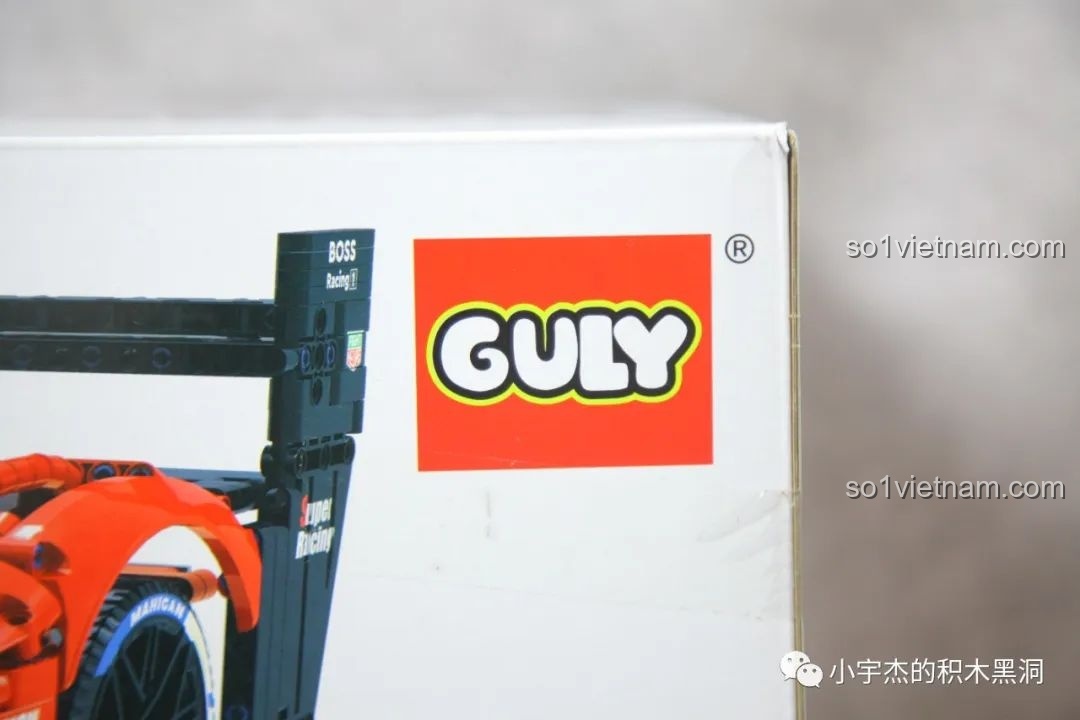 Logo GULY màu đỏ nổi bật trên nền trắng của hộp bộ lắp ráp Porsche 963