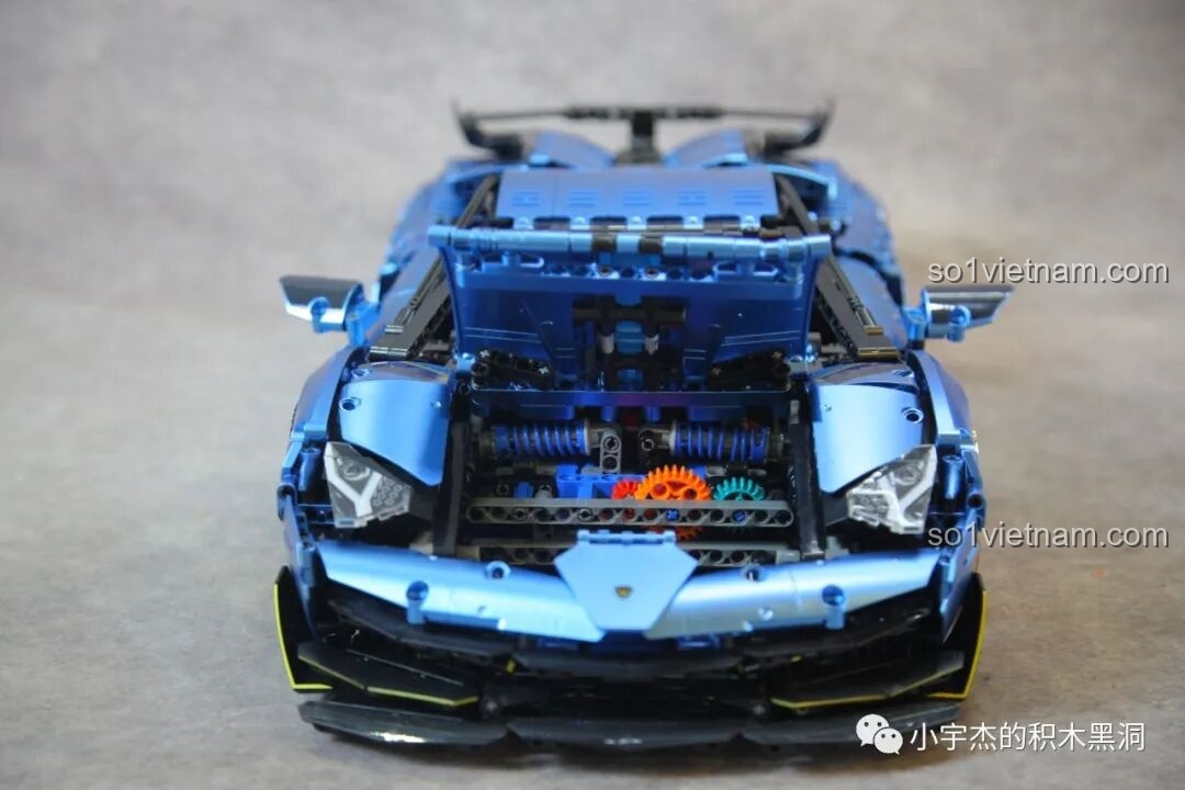 Logo Lamborghini trên mũi xe của mô hình K-box 10520, một chi tiết nhỏ nhưng là điểm nhấn quan trọng.