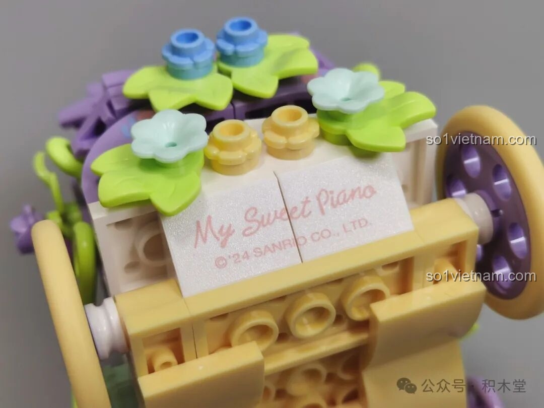 Logo My Sweet Piano TC1724 được in trên mảnh ghép của xe hoa.