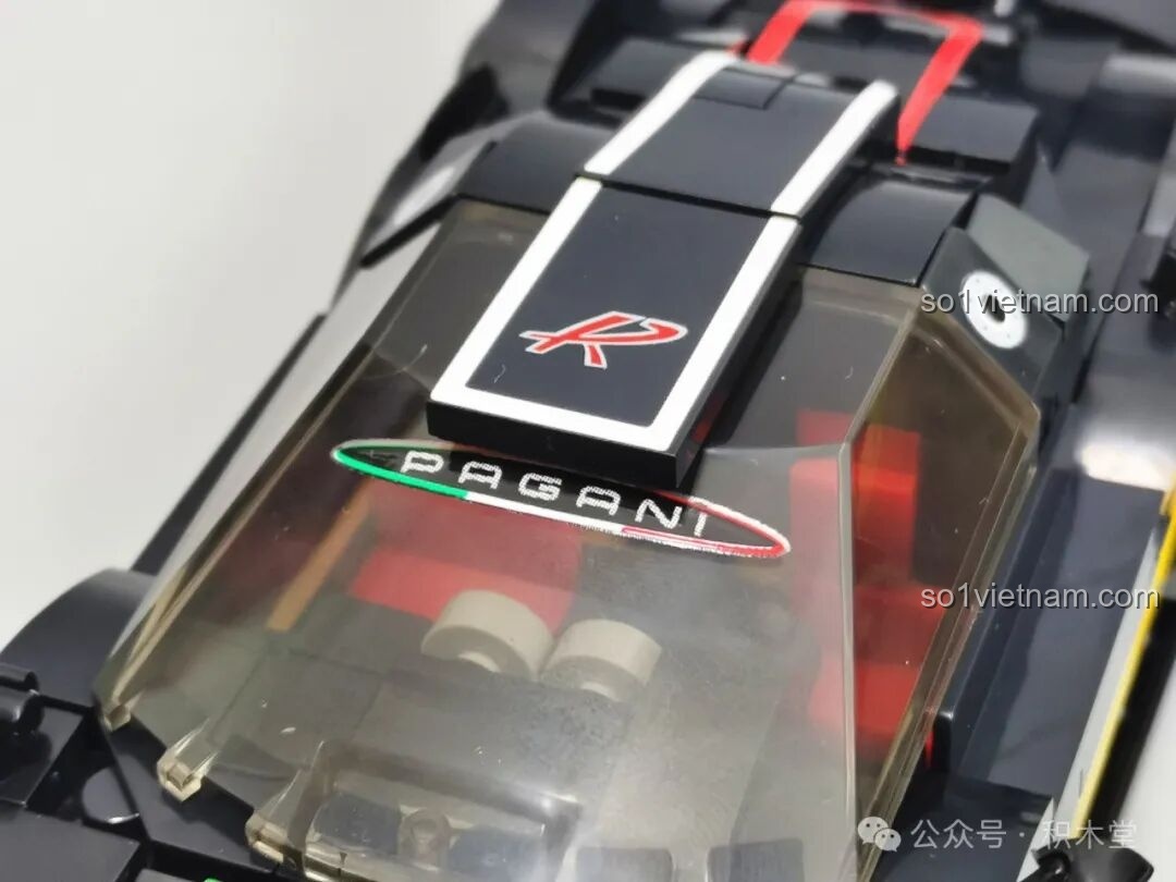Logo Pagani được in sắc nét trên kính chắn gió của mô hình RASTAR 93900, một chi tiết khẳng định bản quyền chính hãng.
