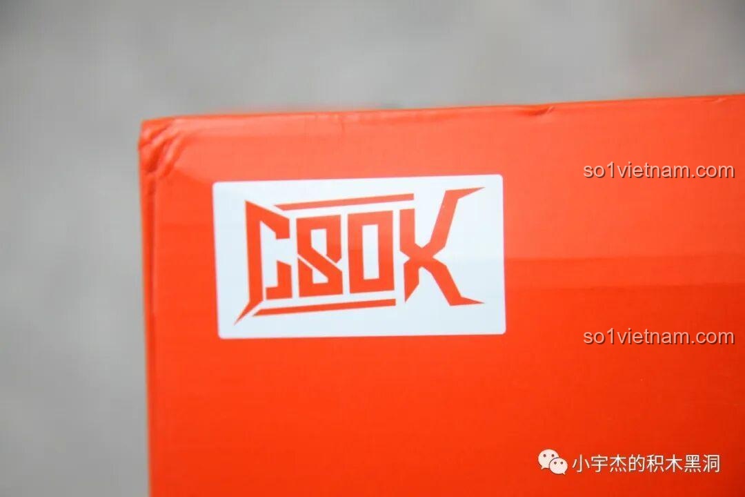 Logo thương hiệu CBOX trên nền đỏ của hộp bộ lắp ráp X 001 tiết kiệm, khẳng định nhà sản xuất của mô hình Ferrari F40.