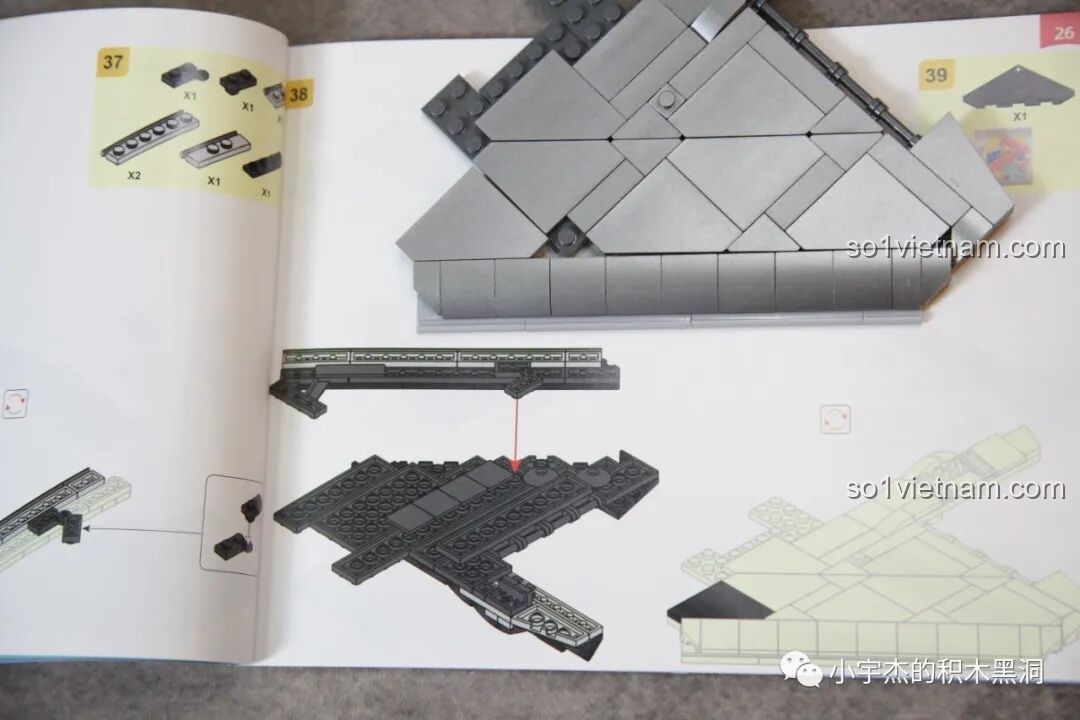 Hình ảnh sách hướng dẫn Sluban J-20 M38-B1187 Tiêm Kích Tàng Hình với lỗi mô tả vị trí lắp cánh tà, cần điều chỉnh để khớp chính xác.