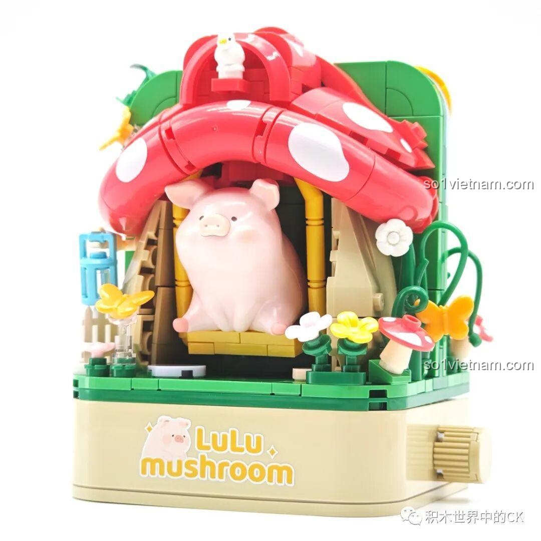 Cận cảnh Lợn LuLu ngồi trên xích đu trong bộ đồ chơi mô hình Thế giới hai mặt của Lợn LuLu: Nấm Sembo.