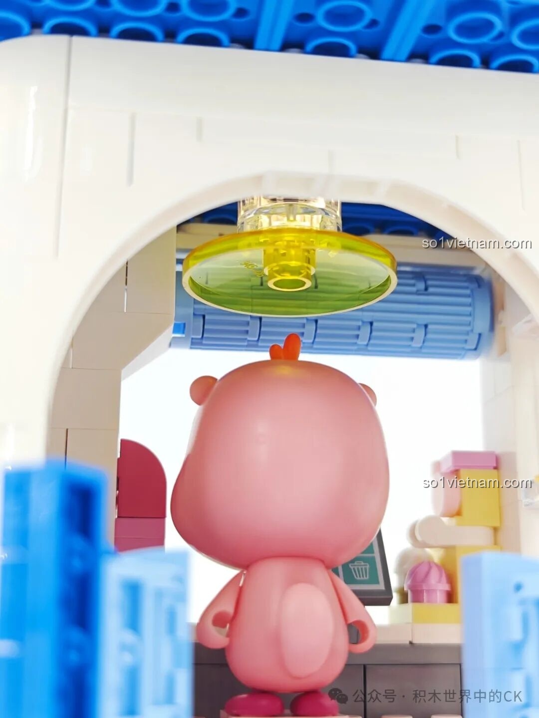 Hình ảnh Loopy đang nhìn ra từ cửa sau của quầy kem, một góc chụp dễ thương và đầy tính kể chuyện.