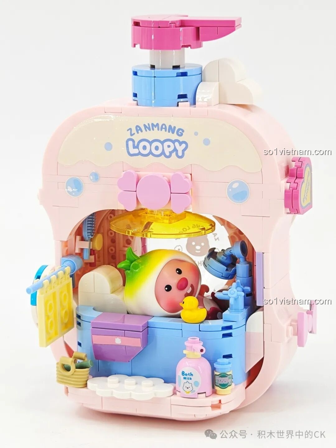Hình ảnh Loopy đang ngồi thư giãn trong bồn tắm của bộ lắp ráp TOP TOY TC2328, một cảnh tượng rất đáng yêu.