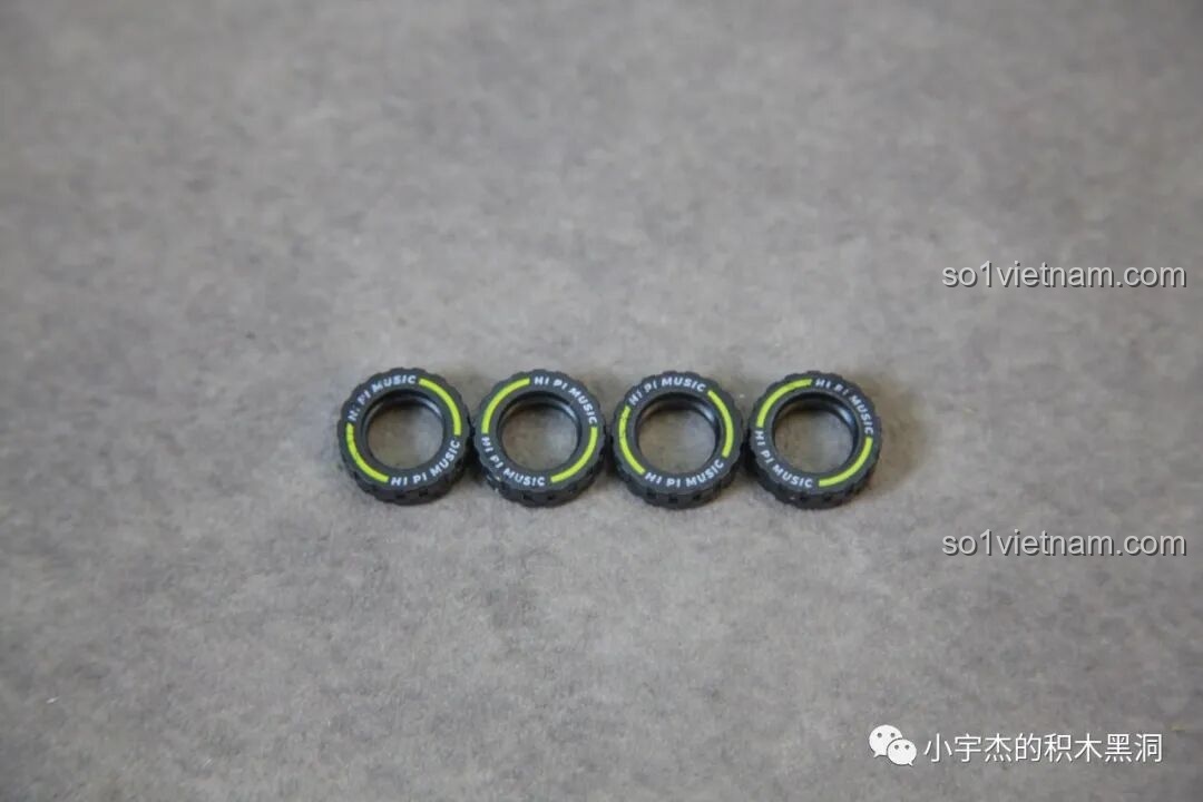 Cận cảnh 4 chiếc lốp xe của bộ Sembo 714508 được in chữ HI-FI MUSIC màu xanh lá cây nổi bật.