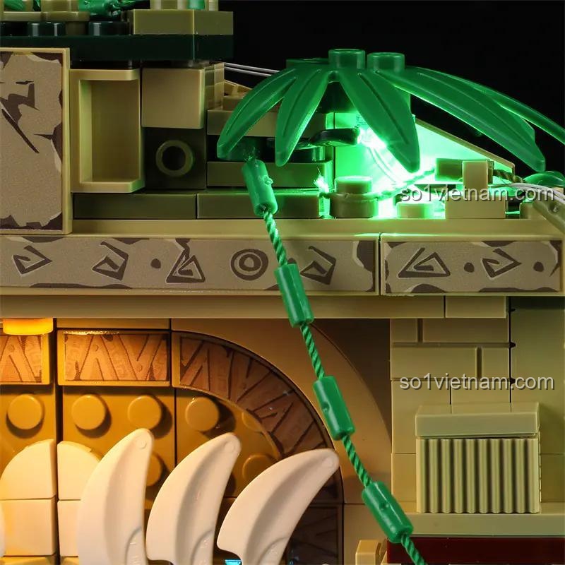 Bộ xếp hình Thánh Địa Rừng Xanh F9010 Lumibricks, cận cảnh chi tiết lá cây và đèn LED xanh, kích thích trí tưởng tượng cho bé trai 8 tuổi.