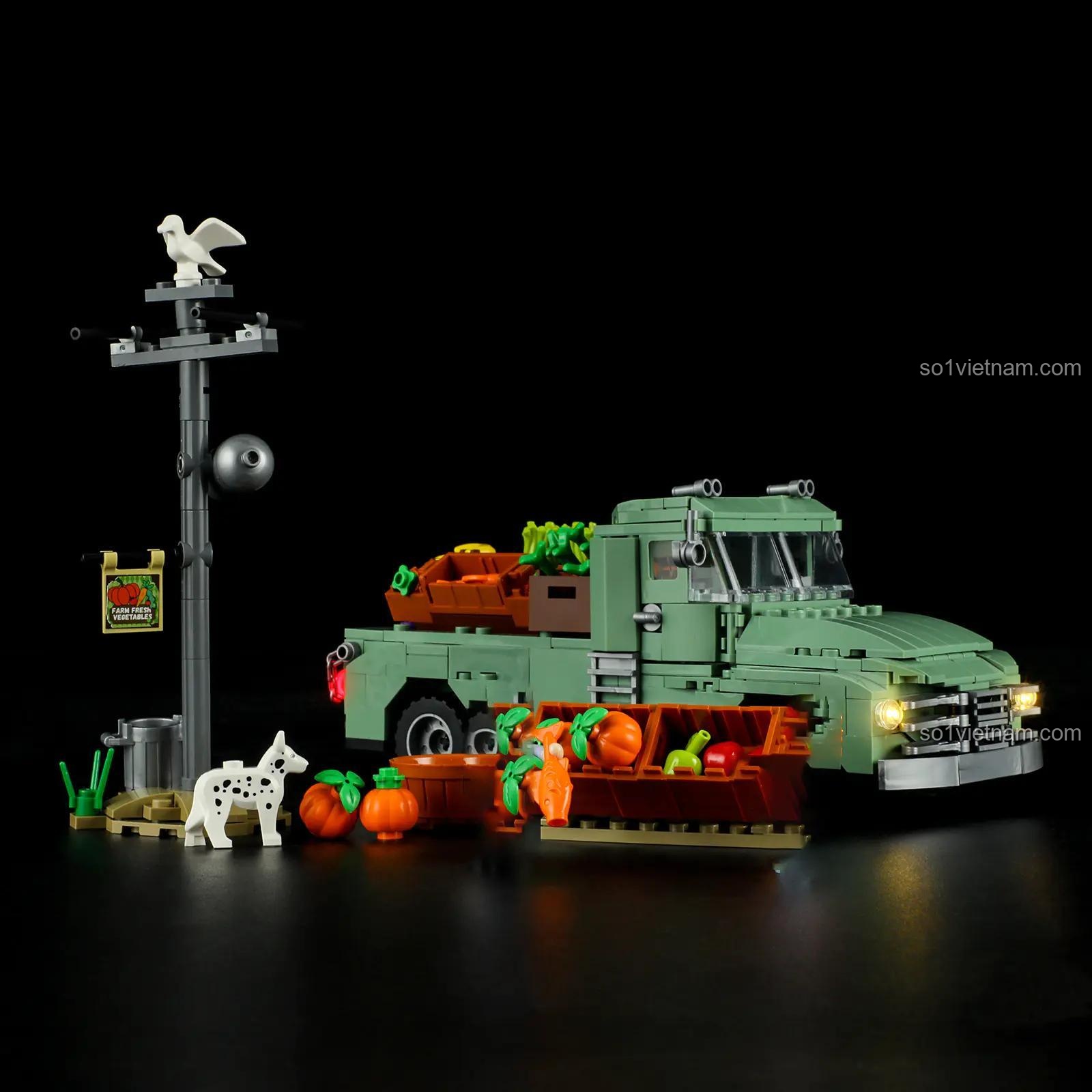 Xe tải nông trại Lumibricks F9016 và cột đèn có biển báo
