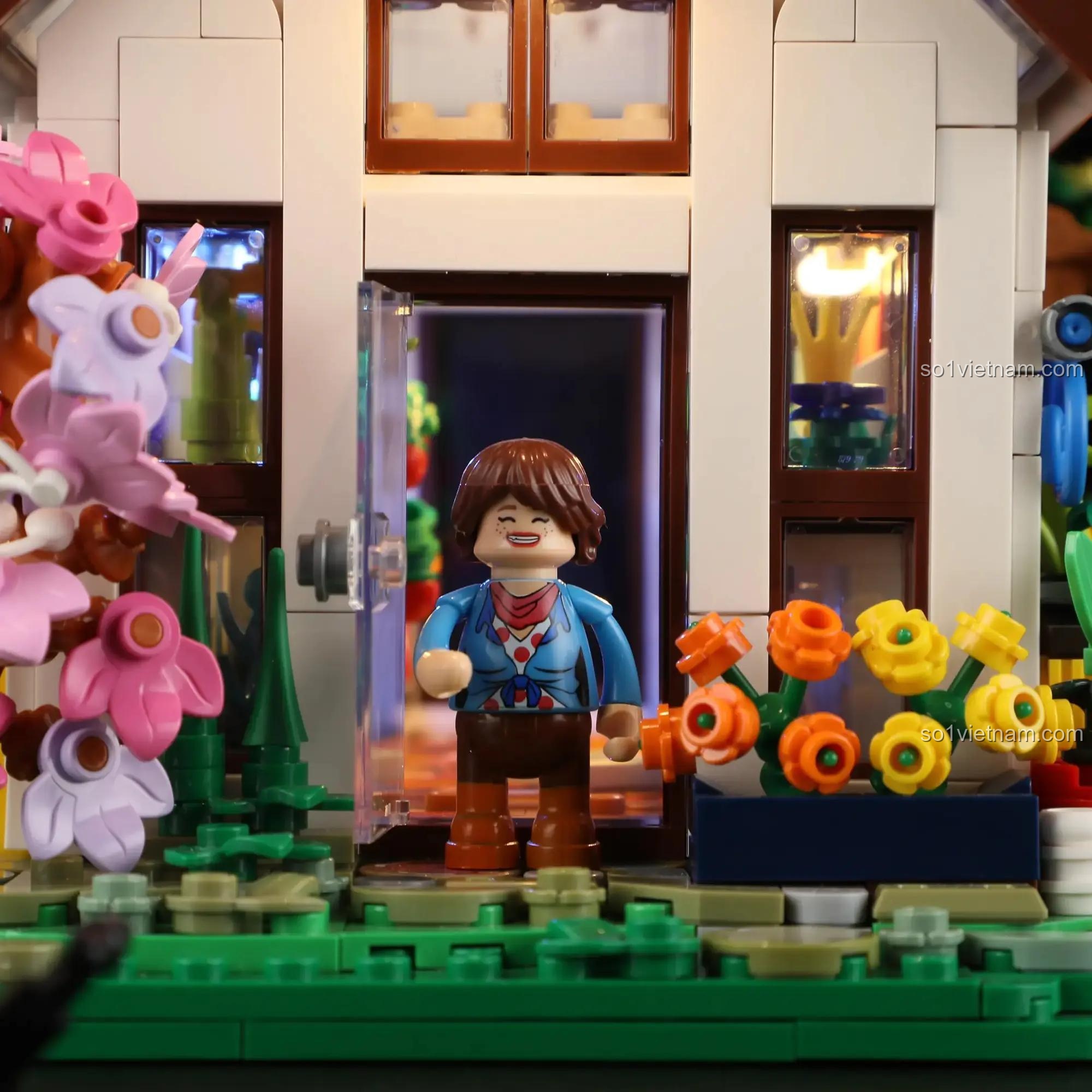 Minifigure đứng ở cửa chính mô hình Lumibricks F9059 Nhà Vườn Ươm Gia Đình, chào đón người chơi, đồ chơi sáng tạo cho bé 16 tuổi