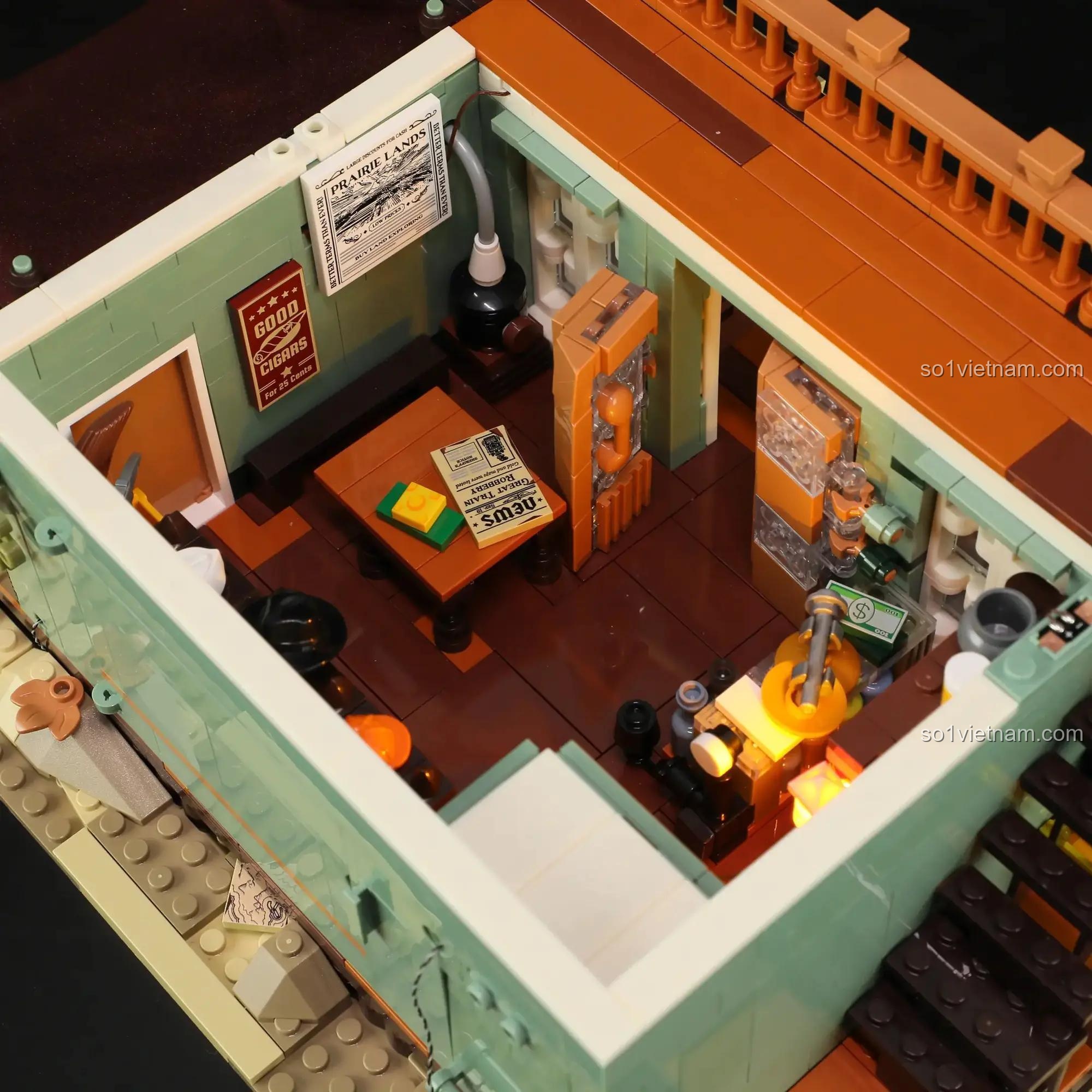 Chi tiết nội thất Cửa hàng Tạp hóa Miền Tây Cổ Lumibricks F9057, bàn, ghế, sách, đèn bàn, đồ chơi lắp ráp