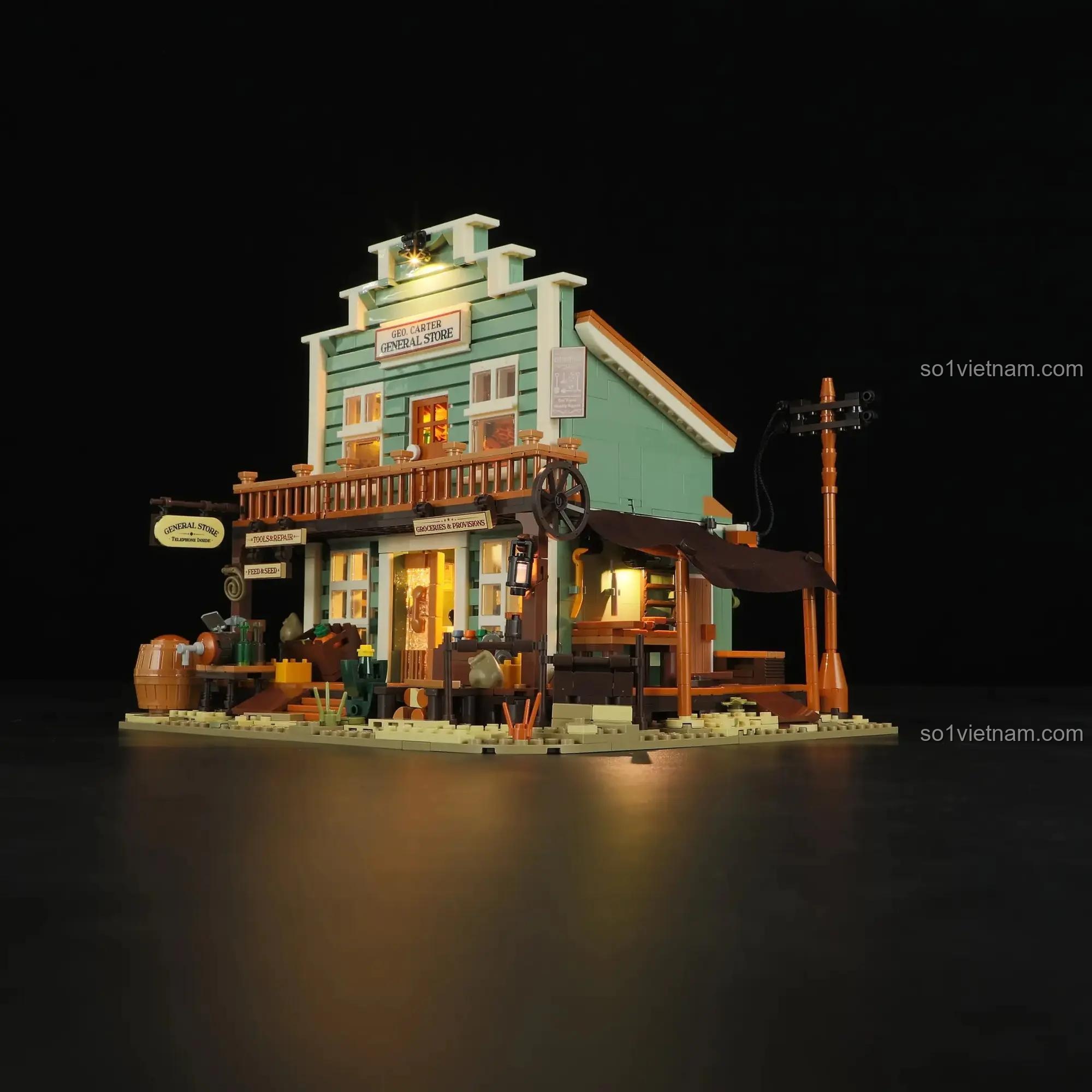 Mặt trước Cửa hàng Tạp hóa Miền Tây Cổ Lumibricks F9057 với đèn LED bật sáng, chi tiết chân thực, đồ chơi mô hình