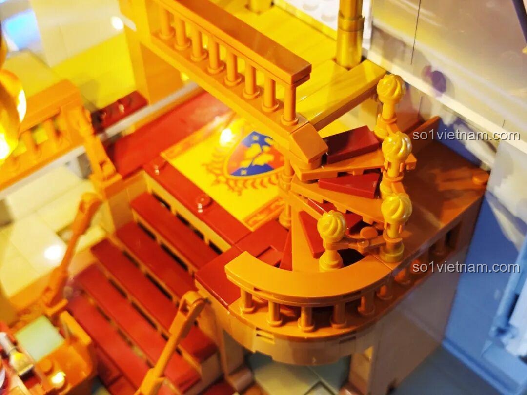 Cơ chế mở tường bí mật của bộ đồ chơi Lumibricks L9071 Sảnh Tiệc Hoàng Gia, tiết lộ những bức tranh và chìa khóa ẩn, phù hợp thanh niên 16 tuổi, giá tiết kiệm.