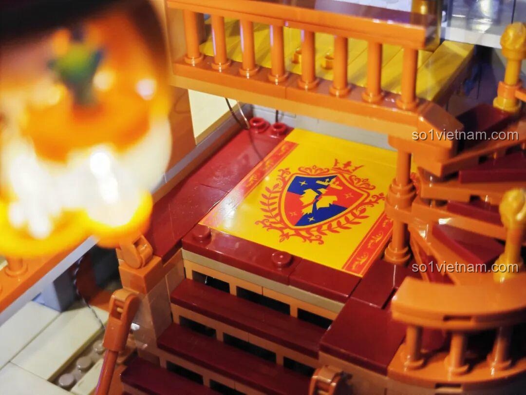 Cơ chế mở tường bí mật của bộ lắp ghép Lumibricks L9071 Sảnh Tiệc Hoàng Gia, tiết lộ những bức tranh và chìa khóa ẩn, phù hợp thanh niên 16 tuổi, chất lượng đảm bảo.
