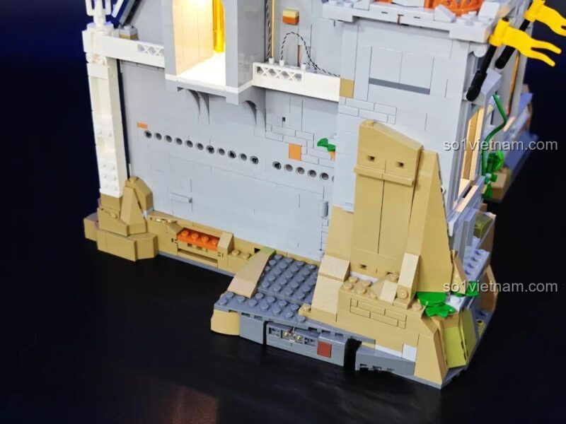 Cửa sổ kính màu lớn ở mặt bên của bộ đồ chơi Lumibricks L9071 Sảnh Tiệc Hoàng Gia, tạo vẻ đẹp tráng lệ, phù hợp thanh niên 16 tuổi, giá tiết kiệm.
