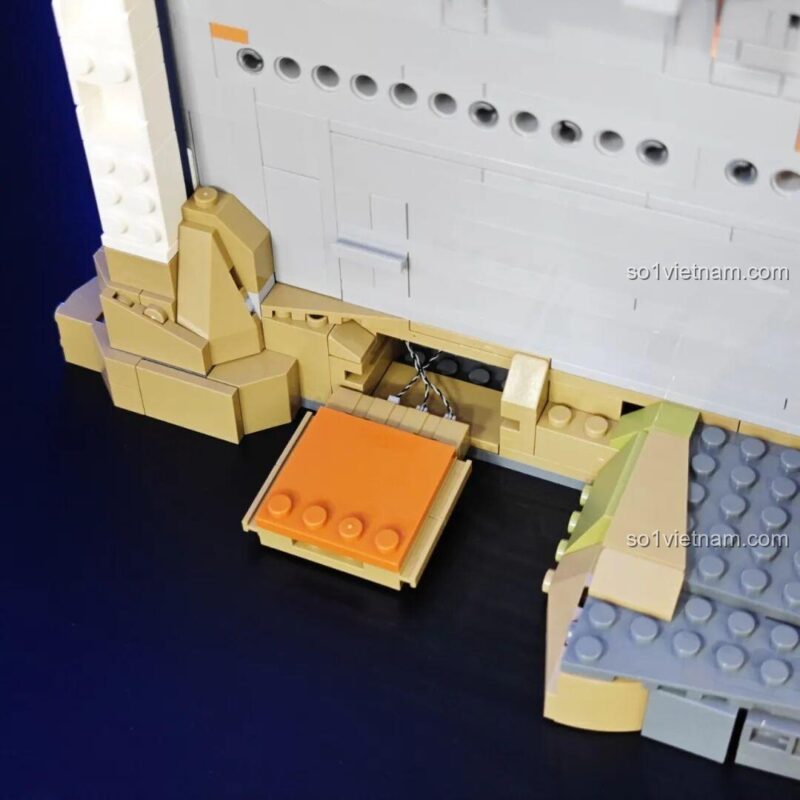 Cửa sổ kính màu lớn ở mặt bên của bộ lắp ghép Lumibricks L9071 Sảnh Tiệc Hoàng Gia, tạo vẻ đẹp tráng lệ, phù hợp thanh niên 16 tuổi, chất lượng đảm bảo.