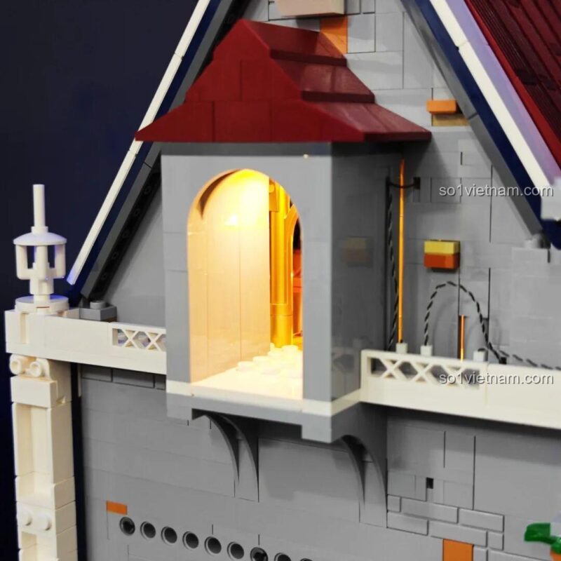 Cửa sổ kính màu lớn ở mặt bên của bộ xếp hình Lumibricks L9071 Sảnh Tiệc Hoàng Gia, tạo vẻ đẹp tráng lệ, phù hợp thanh niên 16 tuổi, giá hời.
