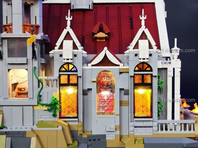 Cửa sổ kính màu in họa tiết tinh xảo của bộ lắp ghép Lumibricks L9071 Sảnh Tiệc Hoàng Gia, được chiếu sáng bằng đèn LED, tạo không khí thần thánh, phù hợp thanh niên 16 tuổi, giá tốt.